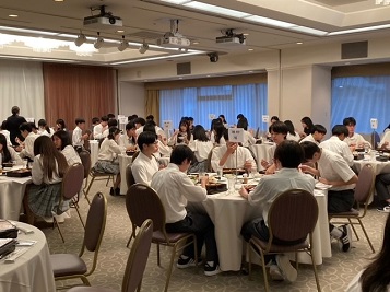 ホテルでの夕食風景